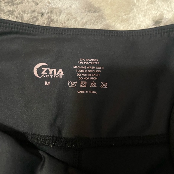 Zyia lot Gray Ombre Leggings, black leggings, and white sports bra - Picture 6 of 9